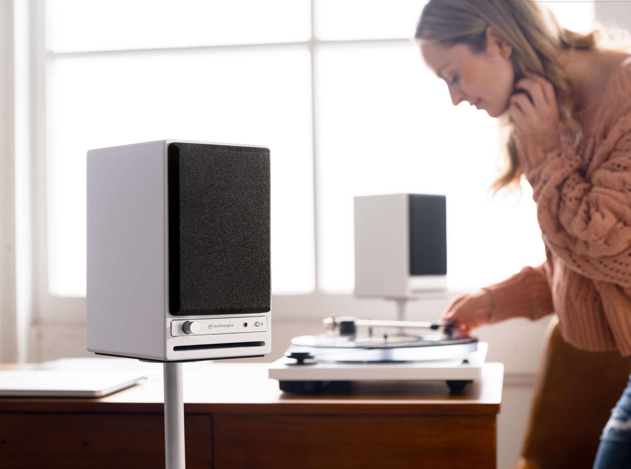 HD4-white-turntable-2048x1523-1